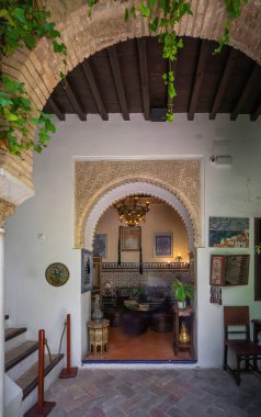 Cordoba, İspanya - 11 Haziran 2019: Casa Andalusi (Endülüs Hanedanı) Verandası - Cordoba, Endülüs, İspanya