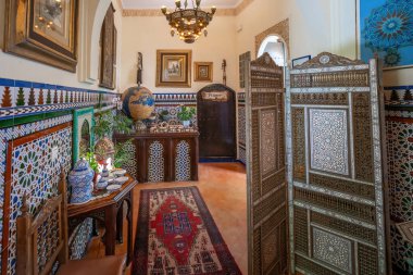 Cordoba, İspanya - 11 Haziran 2019: Casa Andalusi İçişleri Odası (Endülüs Hanedanı) - Cordoba, Endülüs, İspanya