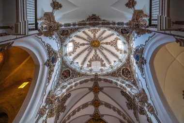 Cordoba, İspanya - 12 Haziran 2019: San Francisco Tavanı Kilisesi - Fernandine Kiliselerinin Rotası - Cordoba, Endülüs, İspanya