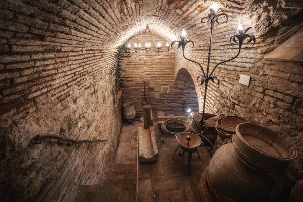 Cordoba, İspanya - 11 Haziran 2019: Casa Andalusi (Endülüs Hanedanı) Eski kavanozlar ve enstrümanlarla bodrum - Cordoba, Endülüs, İspanya