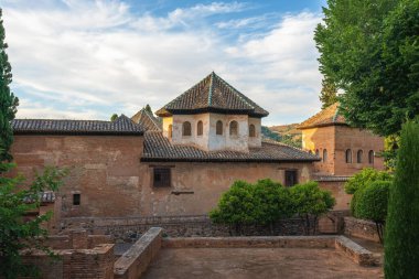 Granada, İspanya - 24 Mayıs 2019: Alhambra Nasrid Sarayı 'ndaki Abencerrajes Kulesi - Granada, Endülüs, İspanya