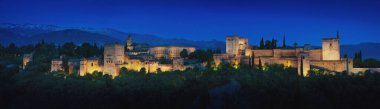 Geceleri Alhambra 'nın panoramik görüntüsü ve arka planda Sierra Nevada Dağları - Granada, Endülüs, İspanya
