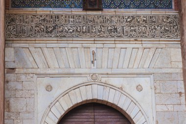 Alhambra 'daki Adalet Kapısı' nda (Puerta de la Justicia) anahtar (İslami sembol) - Granada, Endülüs, İspanya