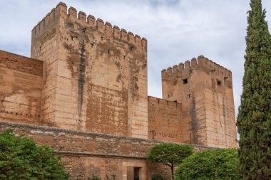 Alcazaba ile Torre del Homenaje (Keep) ve Kırık Kule (Torre Quebrada) Alhambra - Granada, Endülüs, İspanya