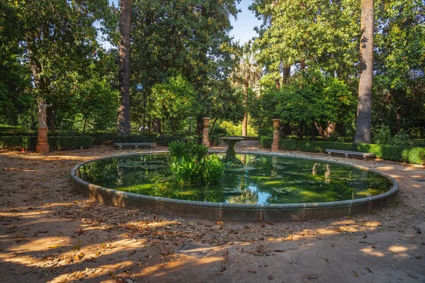 フランス庭園の噴水とカルメン マルティレスの彫刻 グラナダ アンダルシア スペイン — ストック写真
