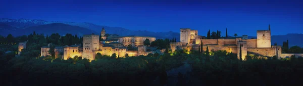 Panoramisch Uitzicht Het Alhambra Nachts Met Sierra Nevada Gebergte Achtergrond — Stockfoto