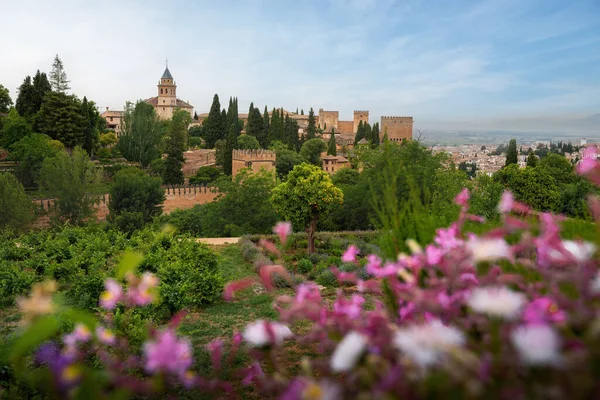 Vista Alhambra Con Flores Granada Andalucía España — Foto de Stock
