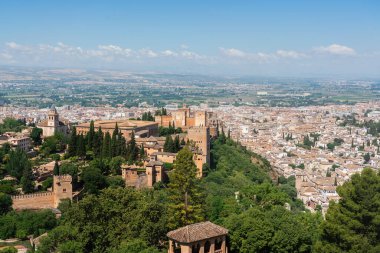 Alcazaba Kuleleri ile Alhambra 'nın hava görüntüsü - Granada, Endülüs, İspanya