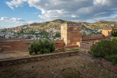 Muhammed Kulesi (Torre de Mohamed) Alhambra Kalesinin Alcazaba bölgesinde - Granada, Endülüs, İspanya
