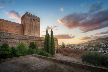 Alcazaba, Torre del Homenaje (Keep) ve Torre del Cubo ile gün batımında Alhambra - Granada, Endülüs, İspanya