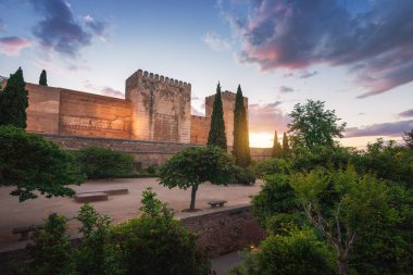 Plaza de los Aljibes (Sarnıç Meydanı) Alhambra Kalesi 'nde gün batımında Alcazaba Kuleleri - Granada, Endülüs, İspanya