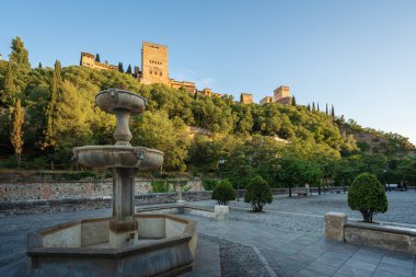 Alhambra Manzaralı Paseo de los Tristes Çeşmesi - Granada, Endülüs, İspanya