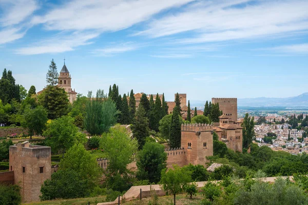 Vista Alhambra Con Torres Defensa Iglesia Granada Andalucía España — Foto de Stock