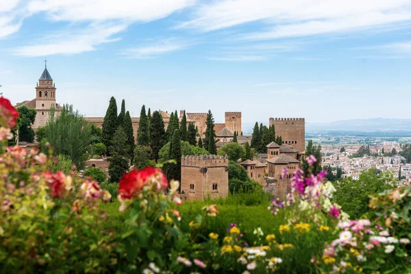 Vista Alhambra Con Flores Granada Andalucía España — Foto de Stock