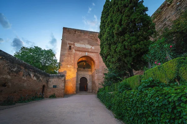 Gün batımında Alhambra 'da Adalet Kapısı (Puerta de la Justicia) - Granada, Endülüs, İspanya