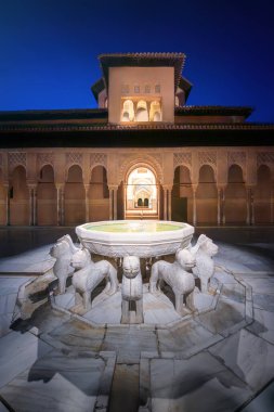 Granada, İspanya - 4 Haziran 2019: Aslanlar Mahkemesi (Patio de los Leones) Nasrid Alhambra Sarayı 'ndaki çeşmeyle aydınlatıldı - Granada, Endülüs, İspanya