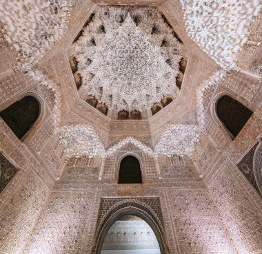 Granada, İspanya - 5 Haziran 2019: Muqarnas ile birlikte Alhambra Nasrid Sarayı 'ndaki İki Kız Kardeş Salonu' nda (Sala de las Dos Hermanas) tavan - Granada, Endülüs, İspanya