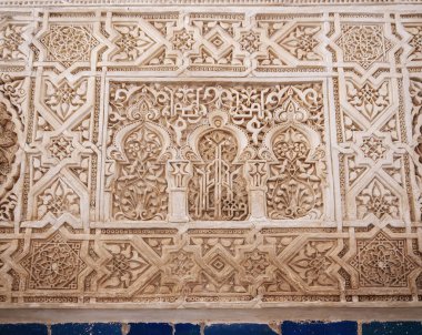 Granada, İspanya - 4 Haziran 2019: Alhambra Nasrid Sarayı 'ndaki Aslanlar Sarayı' ndaki Stucco Duvar Dekorasyonu - Granada, Endülüs, İspanya