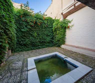 Granada, İspanya - 5 Haziran 2019: El Banuelo İslam hamamının eski Gevşeme Odası - Granada, Endülüs, İspanya