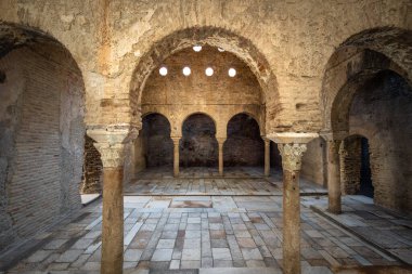 Granada, İspanya - 5 Haziran 2019: El Banuelo İslam hamamının sıcacık odası - Granada, Endülüs, İspanya