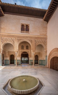 Granada, İspanya - 5 Haziran 2019: Alhambra 'daki Nasrid Sarayı' nda Yaldızlı Oda Avlusu (Patio del Cuarto Dorado)