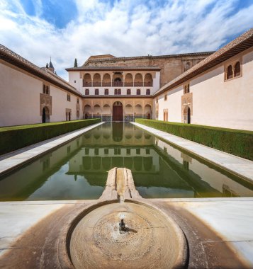 Granada, İspanya - 5 Haziran 2019: Alhambra 'daki Nasrid Sarayı' nda bulunan Myrtles Adliyesi (Patio de los Arrayanes) - Granada, Endülüs, İspanya