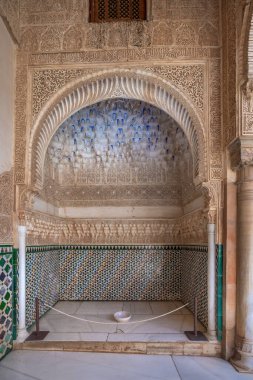 Granada, İspanya - 5 Haziran 2019: Alhambra 'daki Nasrid Sarayı' nda bulunan Myrtles Sarayı 'nda (Patio de los Arrayanes) süslü Niche