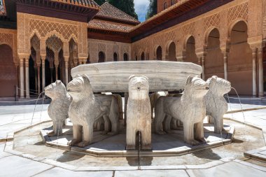 Granada, İspanya - 5 Haziran 2019: Alhambra 'daki Nasrid Sarayı' nda Aslanlar Sarayı (Patio de los Leones) Çeşmesi - Granada, Endülüs, İspanya