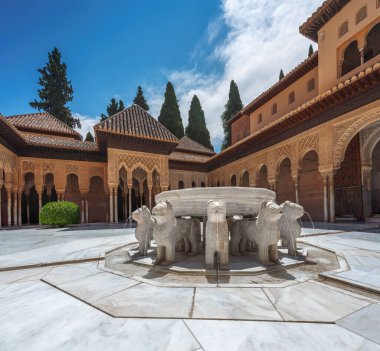 Granada, İspanya - 5 Haziran 2019: Aslanlar Mahkemesi (Patio de los Leones) Alhambra 'daki Nasrid saraylarında çeşme - Granada, Endülüs, İspanya