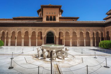 Granada, İspanya - 5 Haziran 2019: Aslanlar Mahkemesi (Patio de los Leones) Alhambra 'daki Nasrid saraylarında çeşme - Granada, Endülüs, İspanya