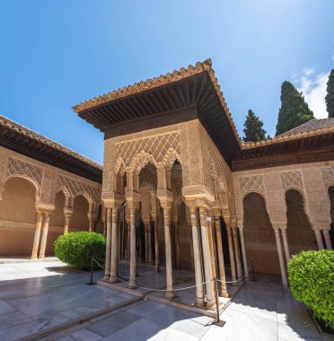 Granada, İspanya - 5 Haziran 2019: Aslanlar Sarayı Pavyonu (Patio de los Leones) Alhambra 'daki Nasrid Sarayı - Granada, Endülüs, İspanya