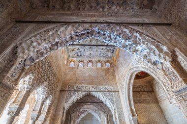 Granada, İspanya - 5 Haziran 2019: Alhambra Nasrid Sarayı 'ndaki Krallar Salonu' nda (Sala de los Reyes) Muqarnas ile kemer - Granada, Endülüs, İspanya