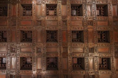 Granada, İspanya - 5 Haziran 2019: İmparator Tahta Tavan Çalışması ve Alhambra Nasrid Sarayı 'ndaki İmparator Odalarında Artı Ultra yazıtı - Granada, Endülüs, İspanya