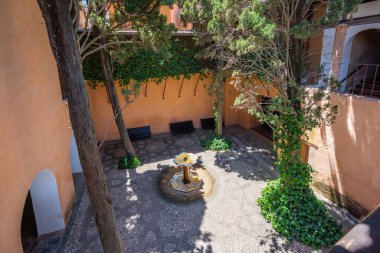 Granada, İspanya - 5 Haziran 2019: Alhambra Nasrid Sarayı 'ndaki Grated Window (Patio de la Reja) Mahkemesi - Granada, Endülüs, İspanya