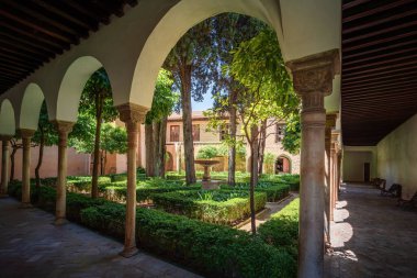 Granada, İspanya - 5 Haziran 2019: Alhambra Nasrid Sarayı Daraxas Bahçesi - Granada, Endülüs, İspanya