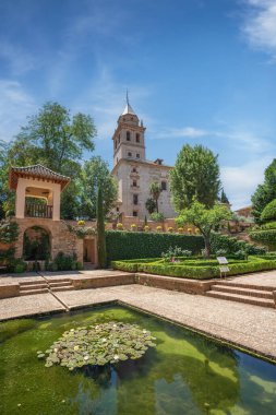 Granada, İspanya - 24 Mayıs 2019: Santa Maria de la Alhambra Kilisesi ile El Partal Bahçeleri - Granada, Endülüs, İspanya