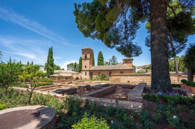 Granada, İspanya - 5 Haziran 2019: San Francisco Bahçeleri 'ndeki kalıntıların temelleri Alhambra' daki San Francisco Manastırı - Granada, Endülüs, İspanya