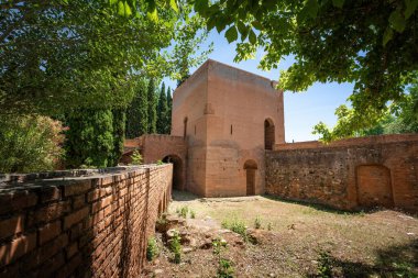 Granada, İspanya - 5 Haziran 2019: Alhambra 'daki Su Kulesi (Torre del Agua) - Granada, Endülüs, İspanya