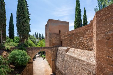 Granada, İspanya - 5 Haziran 2019: Alhambra 'daki Su Kulesi (Torre del Agua) - Granada, Endülüs, İspanya