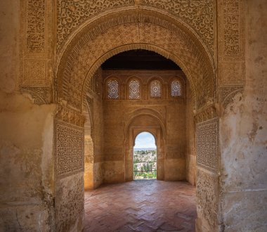 Granada, İspanya - 5 Haziran 2019: Kraliyet Odası (Salon Regio) ve İsmail Kulesi Gözcüsü Alhambra Generalife Sarayı - Granada, Endülüs, İspanya