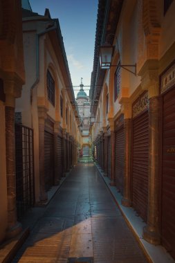 Granada, İspanya - 5 Haziran 2019: Günbatımında Alcaiceria Pazar Caddesi - Granada, Endülüs, İspanya