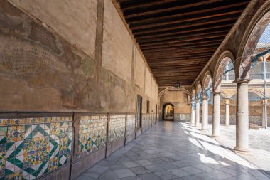 Granada, İspanya - 6 Haziran 2019: San Juan de Dios Hastanesi Avlusu - Granada, Endülüs, İspanya