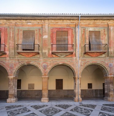 Granada, İspanya - 6 Haziran 2019: San Juan de Dios Hastanesi Avlusu - Granada, Endülüs, İspanya