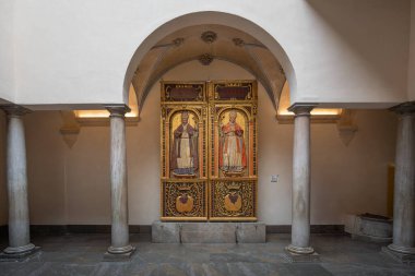 Granada, İspanya - 6 Haziran 2019: Madrasa Sarayı 'nın iç avlusu (Palacio de la Madraza) Azizler Caecilius ve Elvira' lı Gregory 'nin kapısı - Granada, Endülüs, İspanya