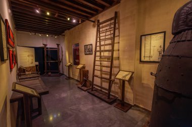 Granada, İspanya - 6 Haziran 2019: Unutulanlar Sarayı 'ndaki Engizisyon Müzesinde Merdiven Rafı ve İşkence Aletleri (Palacio de los Olvidados) - Granada, Endülüs, İspanya