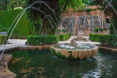 Granada, İspanya - 24 Mayıs 2019: Alhambra 'nın Generalife Bahçeleri Çeşmesi - Granada, Endülüs, İspanya