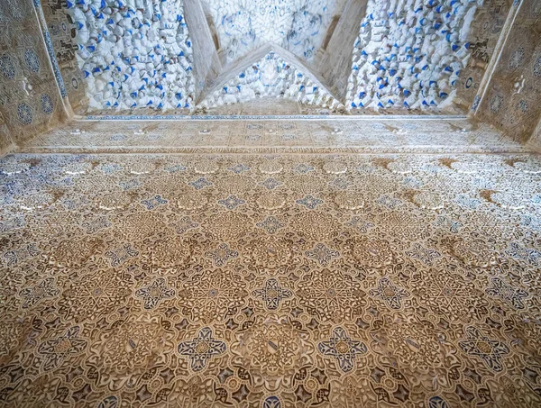 西班牙格拉纳达 2019年6月4日 西班牙安达卢西亚Alhambra Granada市Nasrid宫殿Abencerrajes大厅Stucco墙装饰细节 — 图库照片