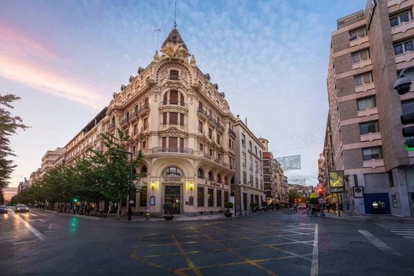 2019年6月5日 西班牙格拉纳达 西班牙安达卢西亚格拉纳达中央银行大楼和日落时的Gran Colon街 — 图库照片