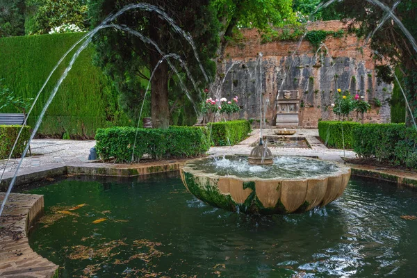 グラナダ スペイン 2019年5月24日 アルハンブラの一般的な庭園で噴水 グラナダ アンダルシア スペイン — ストック写真