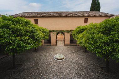 Granada, İspanya - 24 Mayıs 2019: Generalife Sarayı 'na Giriş ve Alhambra' nın Generalife Bahçeleri - Granada, Endülüs, İspanya